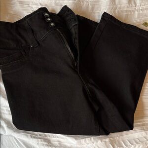 High-Rise Black Capris — Sleek Everyday Fit